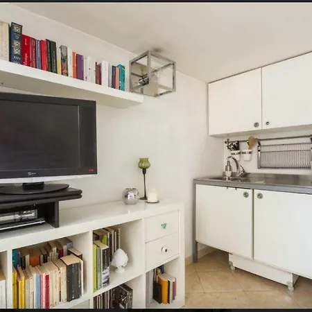 Heartwarming Studio Flat In University District Apartment *