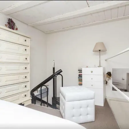 Heartwarming Studio Flat In University District Apartment
